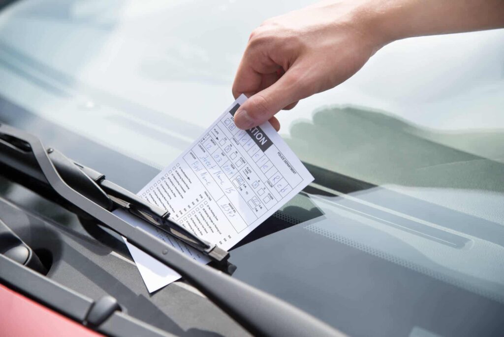 Como vender carros com multas 3 Imagem de multa sendo colocada no parabrisa de veículo
