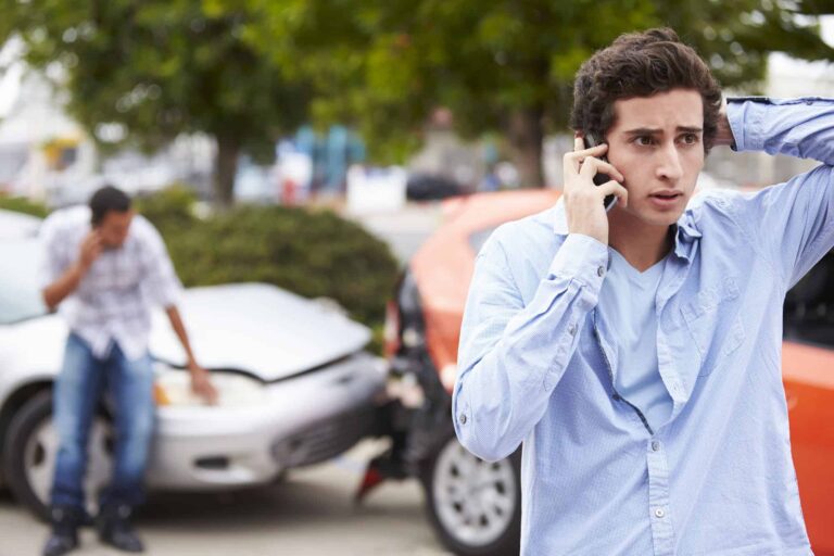 Manual do Vendedor 8 carros batidos e homem no telefone