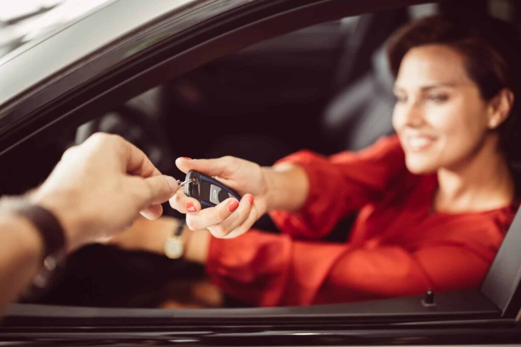 Imagem de mulher pegando a chave do carro