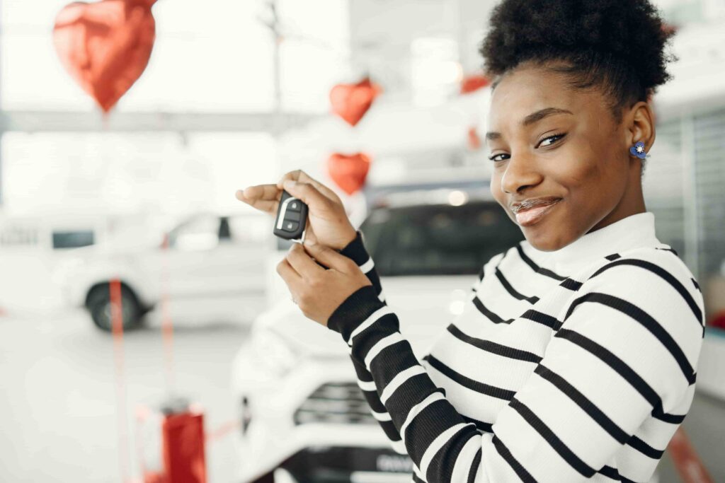7 melhores carros para revenda em 2024: principais modelos 3 A imagem mostra uma mulher comprando um dos melhores carros para revenda.