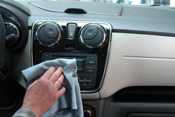 Higienização do carro: dicas para prevenir o Coronavírus 8 d9e60967 car van transport vehicle auto dashboard 679818 pxhere.com e1584565350294