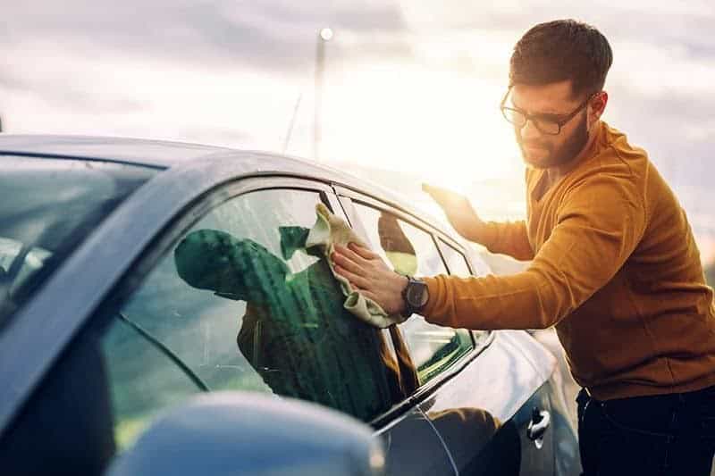 Cuidados com o carro durante a quarentena 5 homem limpando carro