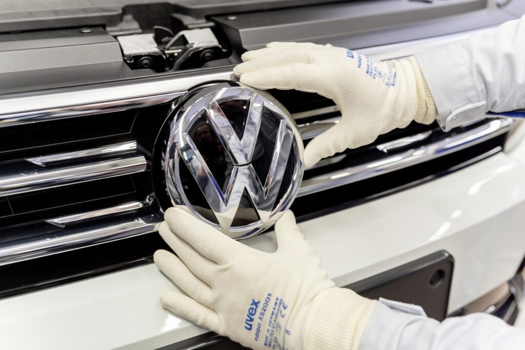 logo volkswagen sendo colocado em um veículo na linha de produção- marcas volkswagen