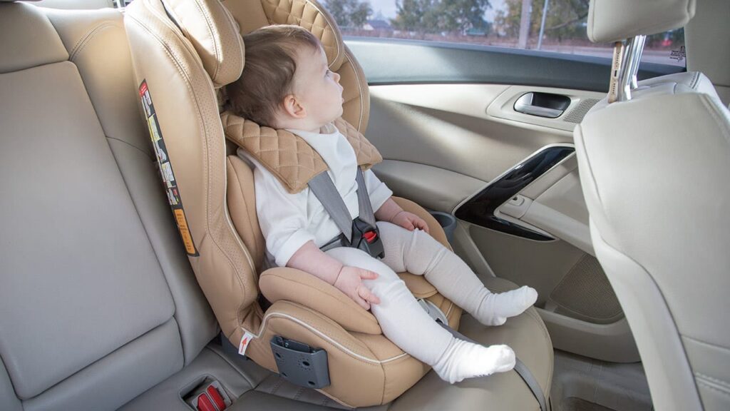 bebê em cadeirinha com isofix