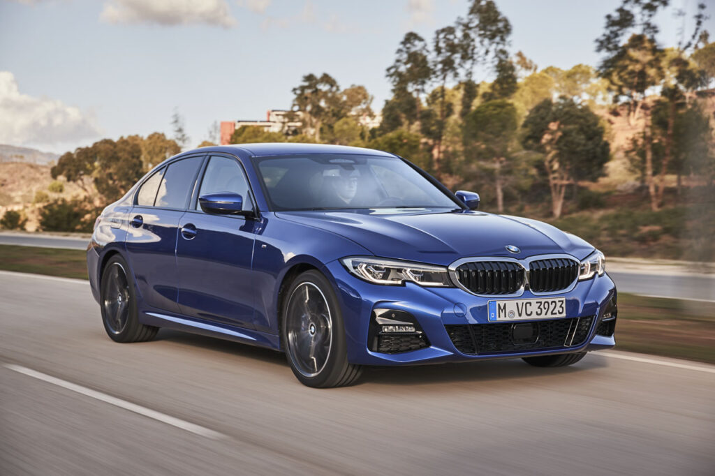 BMW Série 3 atinge marca de 30 mil carros montados no Brasil 8 BMW Serie 3 - BMW 320 M SPORT azul de frente