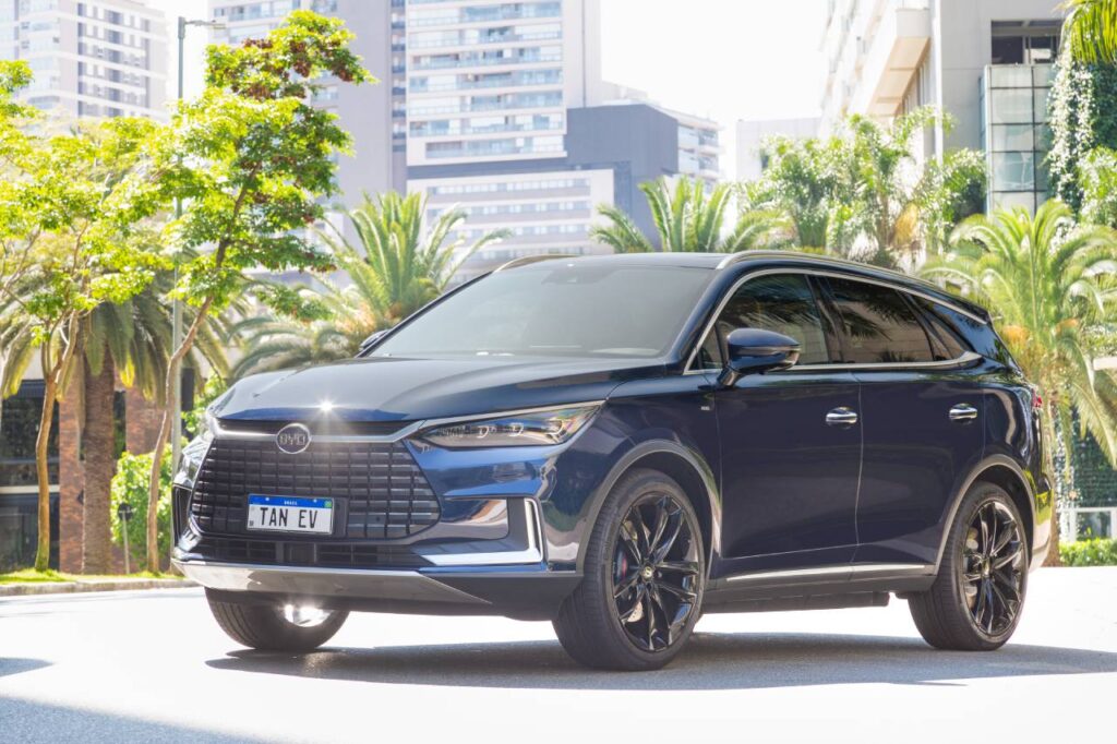 BYD entrega primeiras unidades do SUV Tan EV no Brasil 3 byd tan ev azul brasil frente