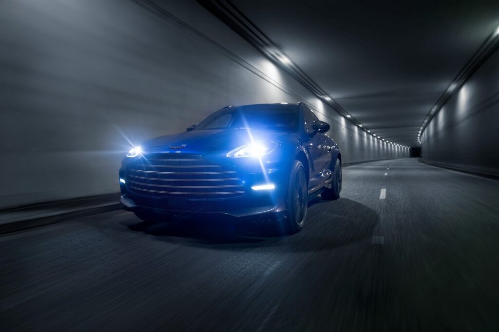 Aston_Martin_DBX707_01