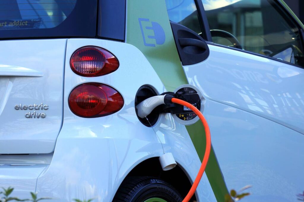 revisão em carros elétricos - carro elétrico na tomada