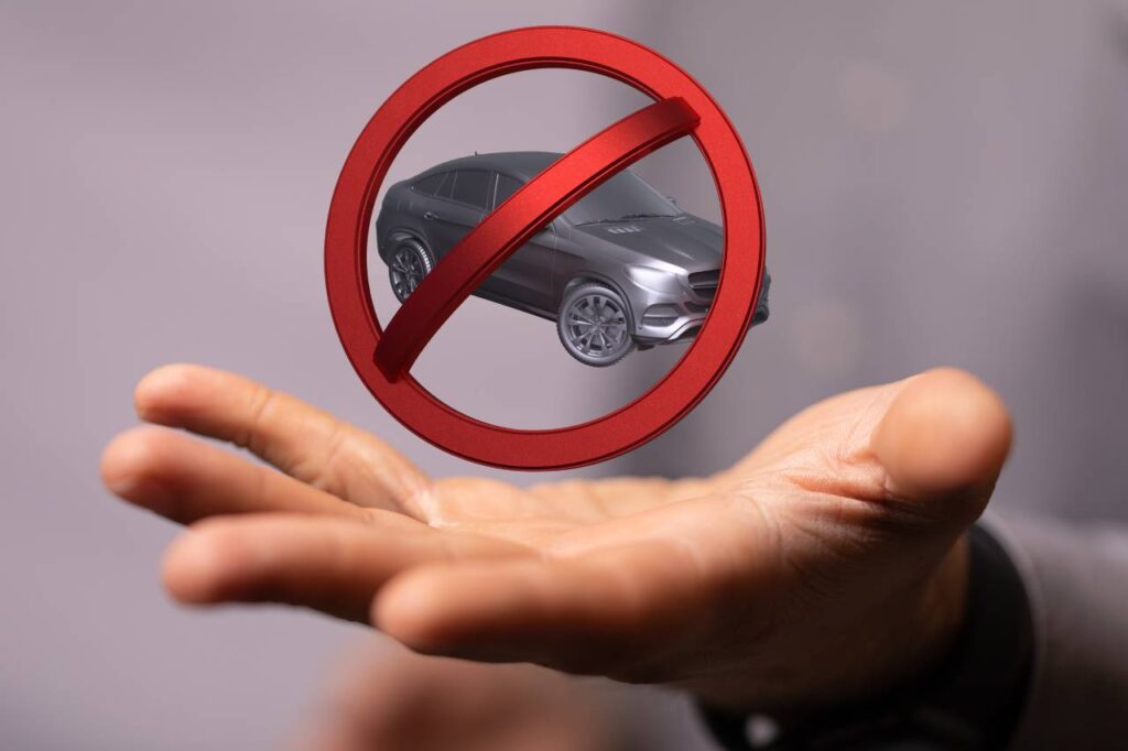 carro em 3D com símbolo de proibido - preconceito contra carro chinês