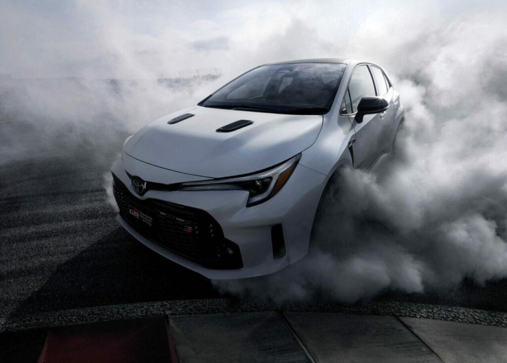 Toyota GR Corolla de 304 cv é revelado e deve vir ao Brasil 3 Toyota GR Corolla