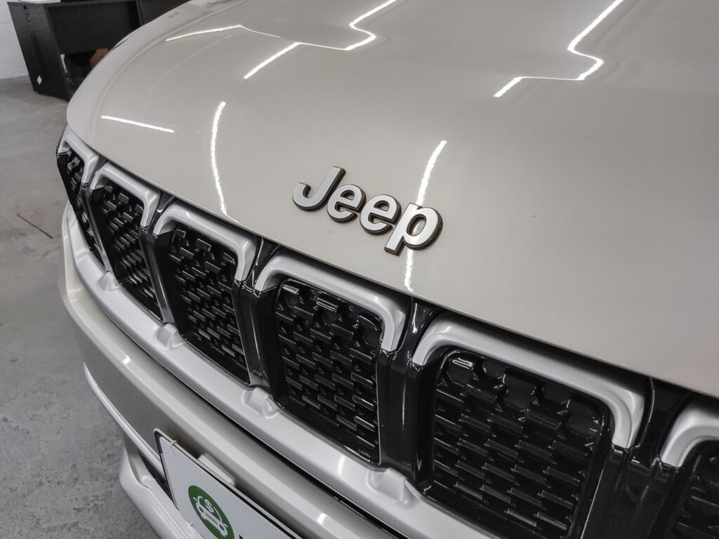Saiba qual é o significado do nome de 10 marcas de carro 4 Jeep Commander Overland T270 - logo Jeep