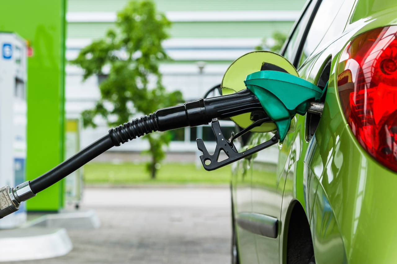 Abastecer até a boca pode trazer problemas? 4 posto de gasolina verde abastecer ate a boca