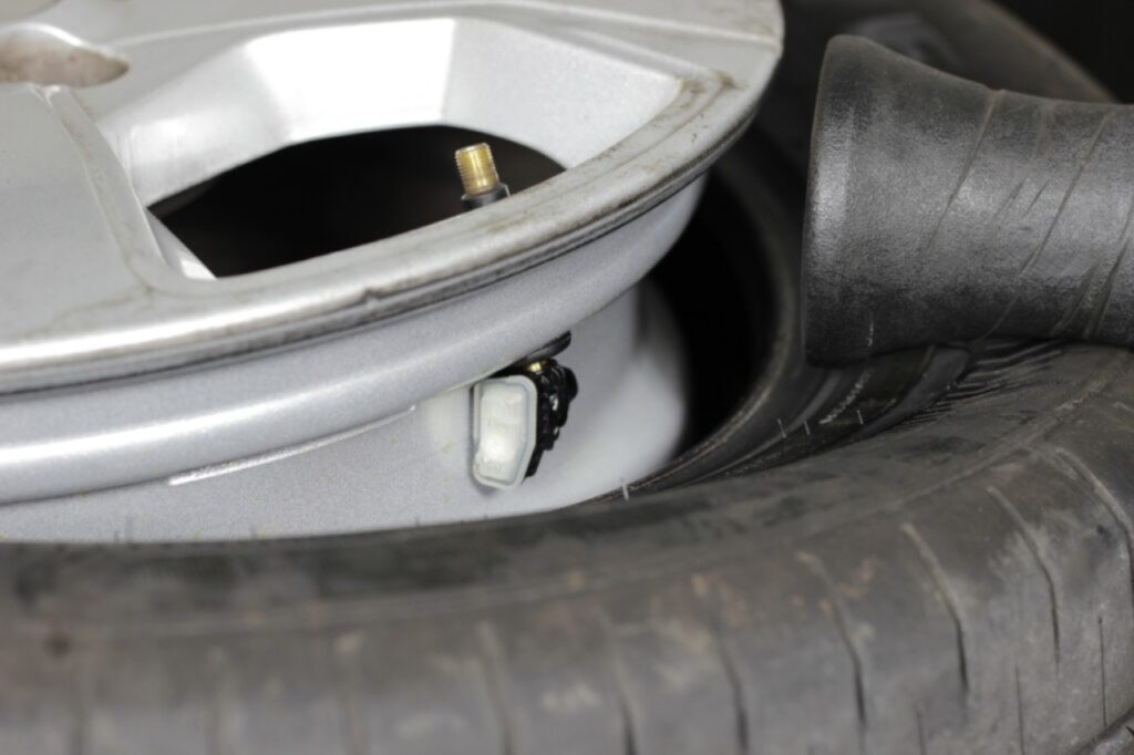 Saiba como funciona a troca do pneu com sensor 8 troca do pneu com sensor tpms