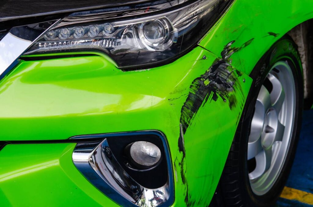 Carros sinistrados ou batidos: entenda como afeta a compra e venda 8 combustível na reserva - carro batido