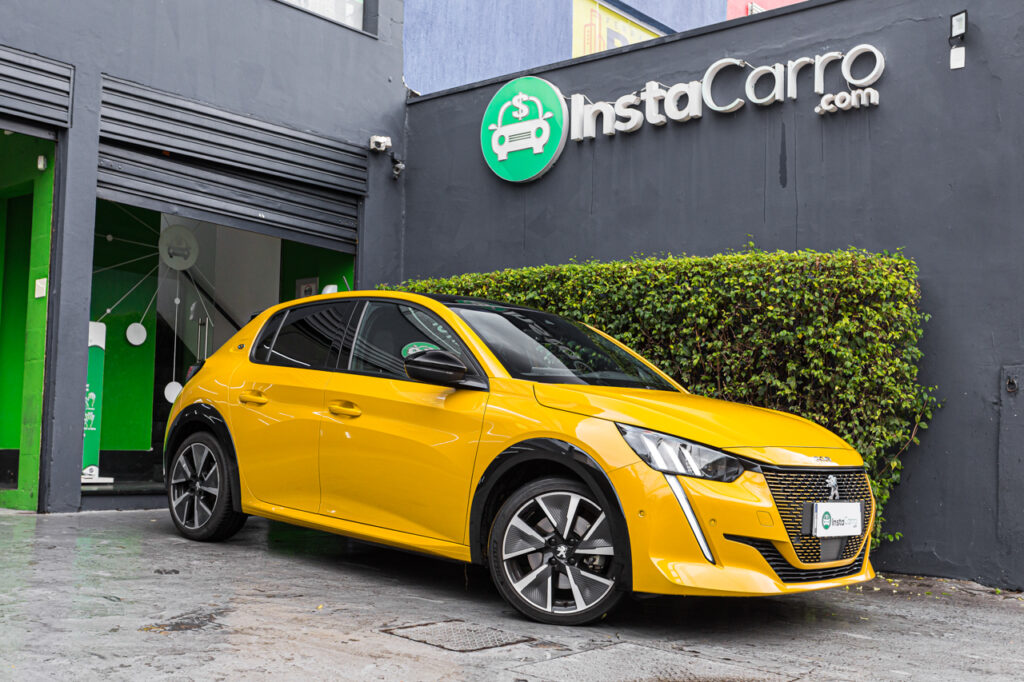 Peugeot 208 elétrico amarelo
