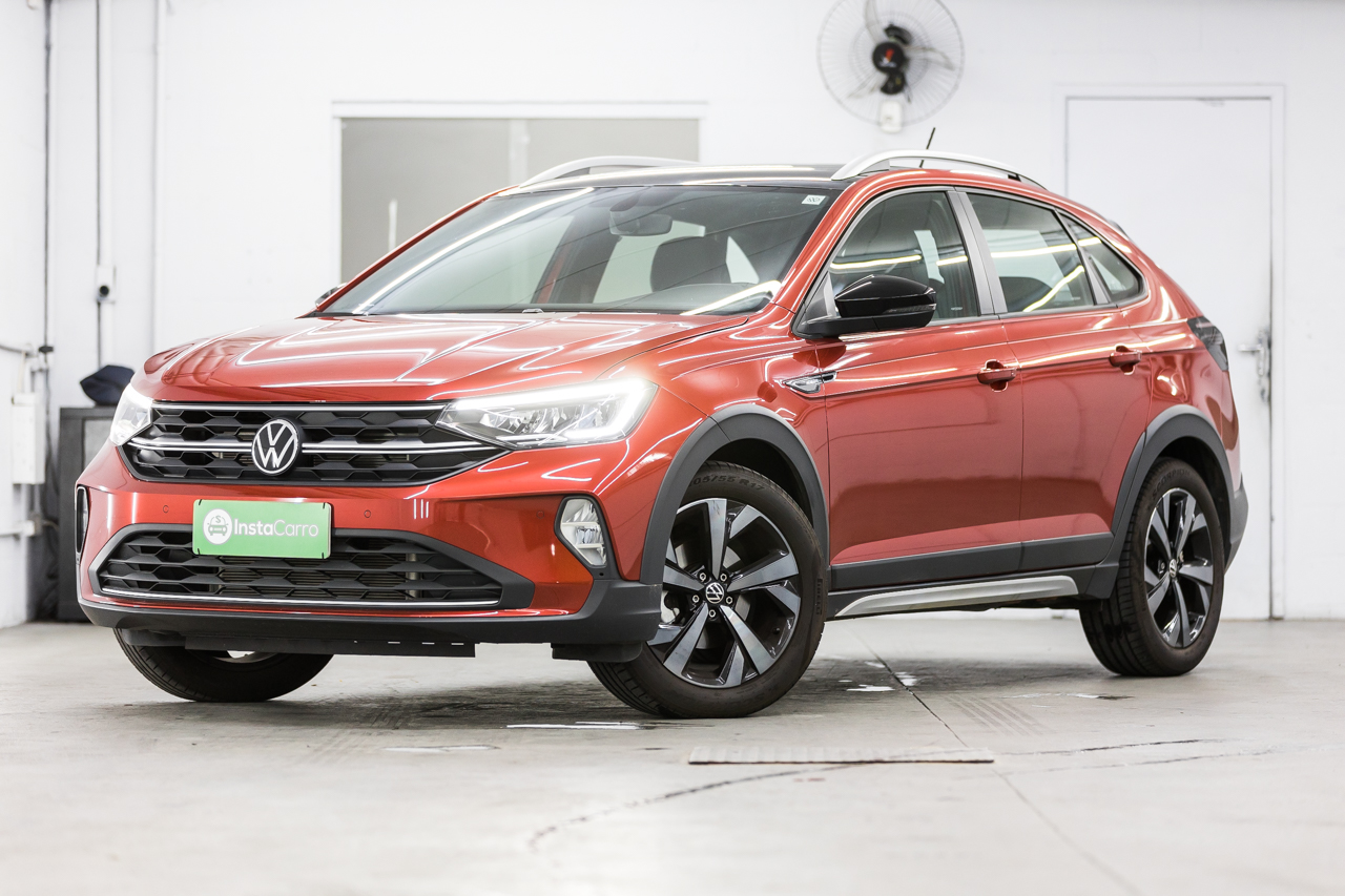 VW Nivus Highline 2023 vermelho Sunset com teto preto