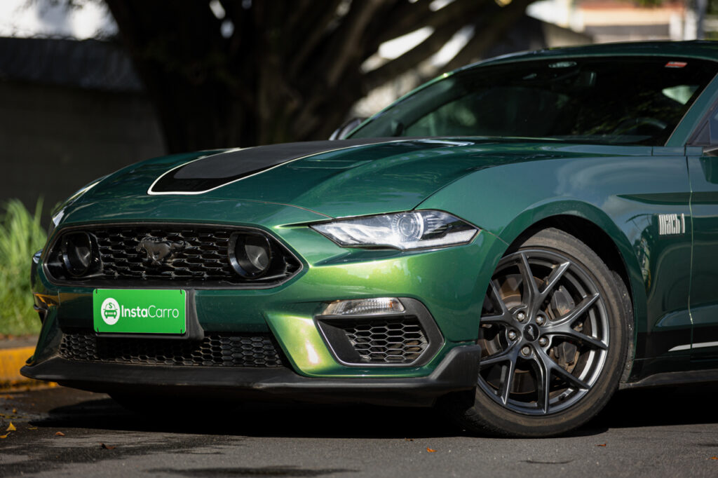 Carros importados mais icônicos da história do Brasil 7 Frente do Ford Mustang Mach 1 Verde Fuji - carros importados