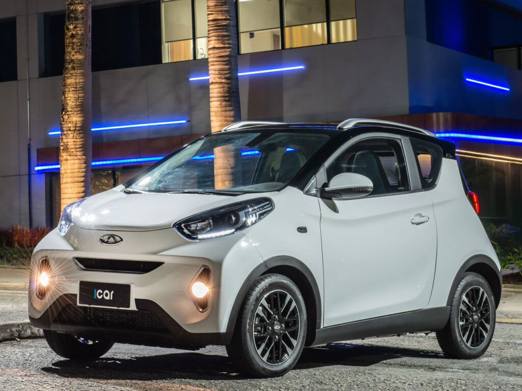 Qual o menor carro do Brasil? 6 iCar CAOA Chery menor carro do Brasil frente lateral
