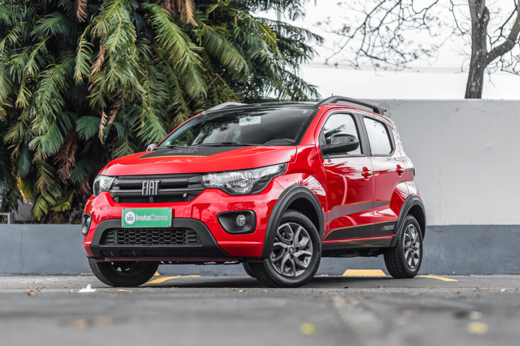 Fiat Mobi Trekking 2023 vermelho