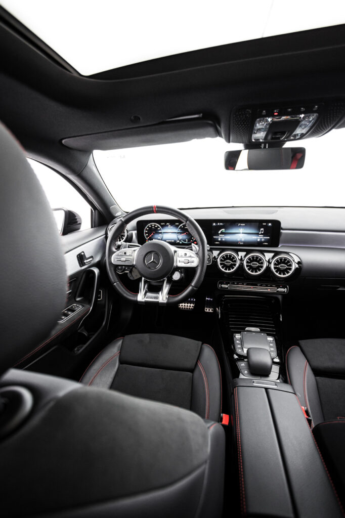 Interior do Mercedes-AMG A 35 Sedan 4 matic preto