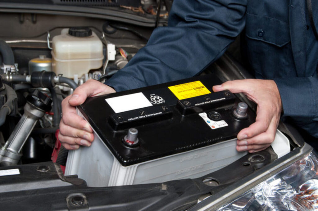 Como saber se a bateria do seu carro está prestes a falhar 1 técnico removendo a bateria do carro