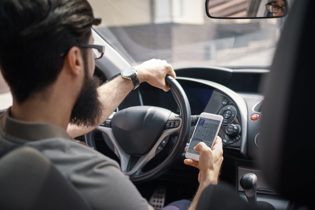 Celular ao volante é uma das causas mais comuns de multa em SP 5 celular ao volante multa detran