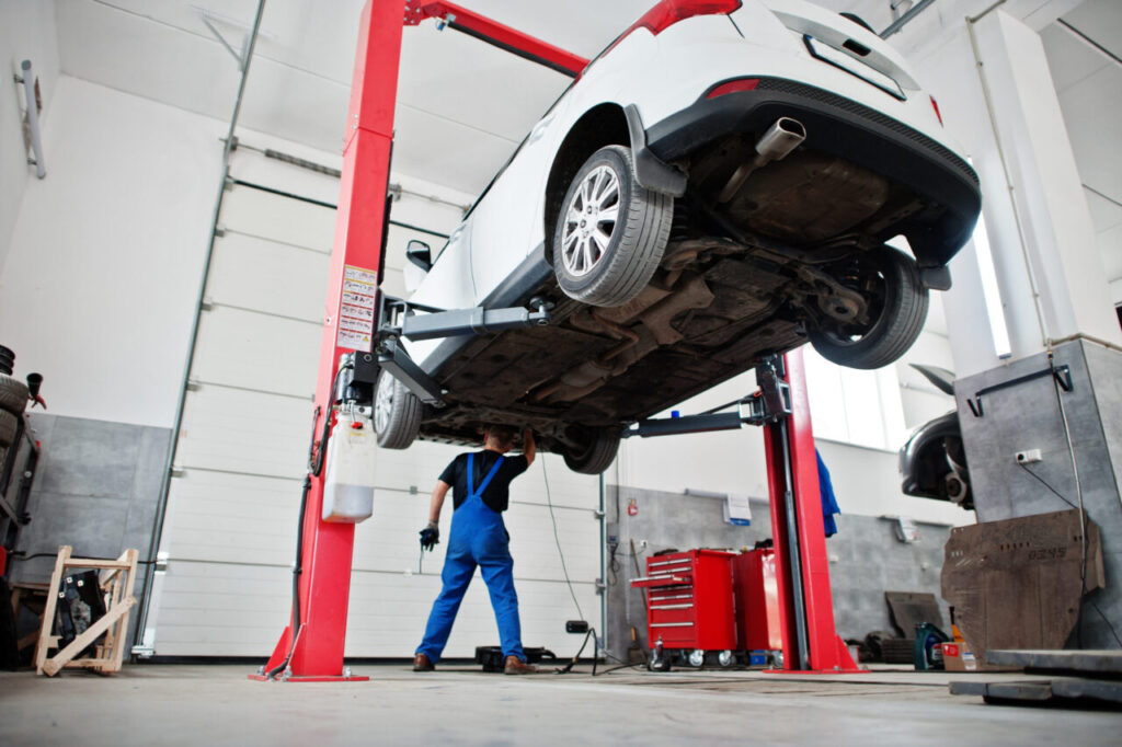 Vistoria negada? Veja o que não passa 2 Qual o Valor de uma Vistoria Veicular em 2024? Saiba Quanto Custa - reparo e manutenção de carros. Mecânico uniformizado trabalhando em serviço automotivo valvulas do carro
