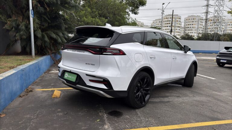 Testes 5 traseira do BYD Tan branco