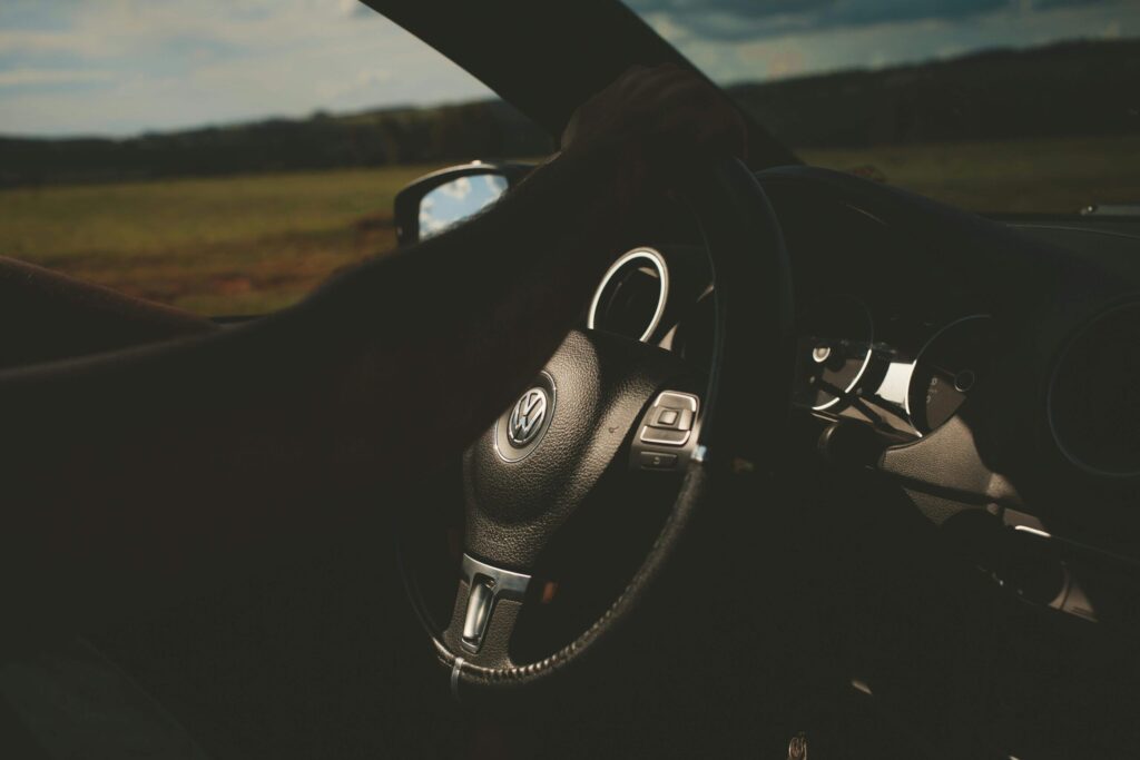 A imagem mostra uma pessoa dirigindo um carro.