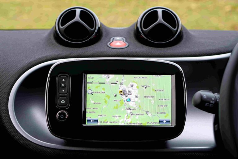 Dicas 5 Imagem de um GPS em um carro. Imagem via Pexels.